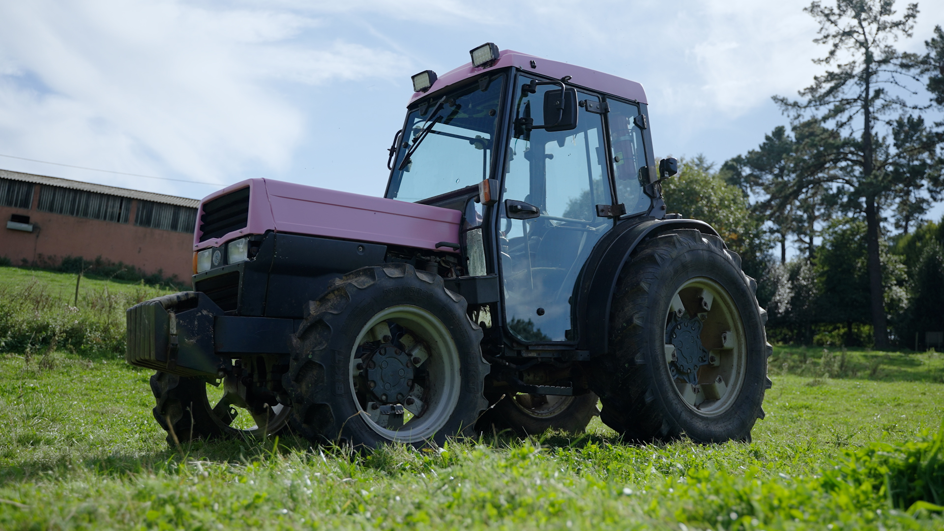 Un tractor Landini rosa contra el cáncer de mama